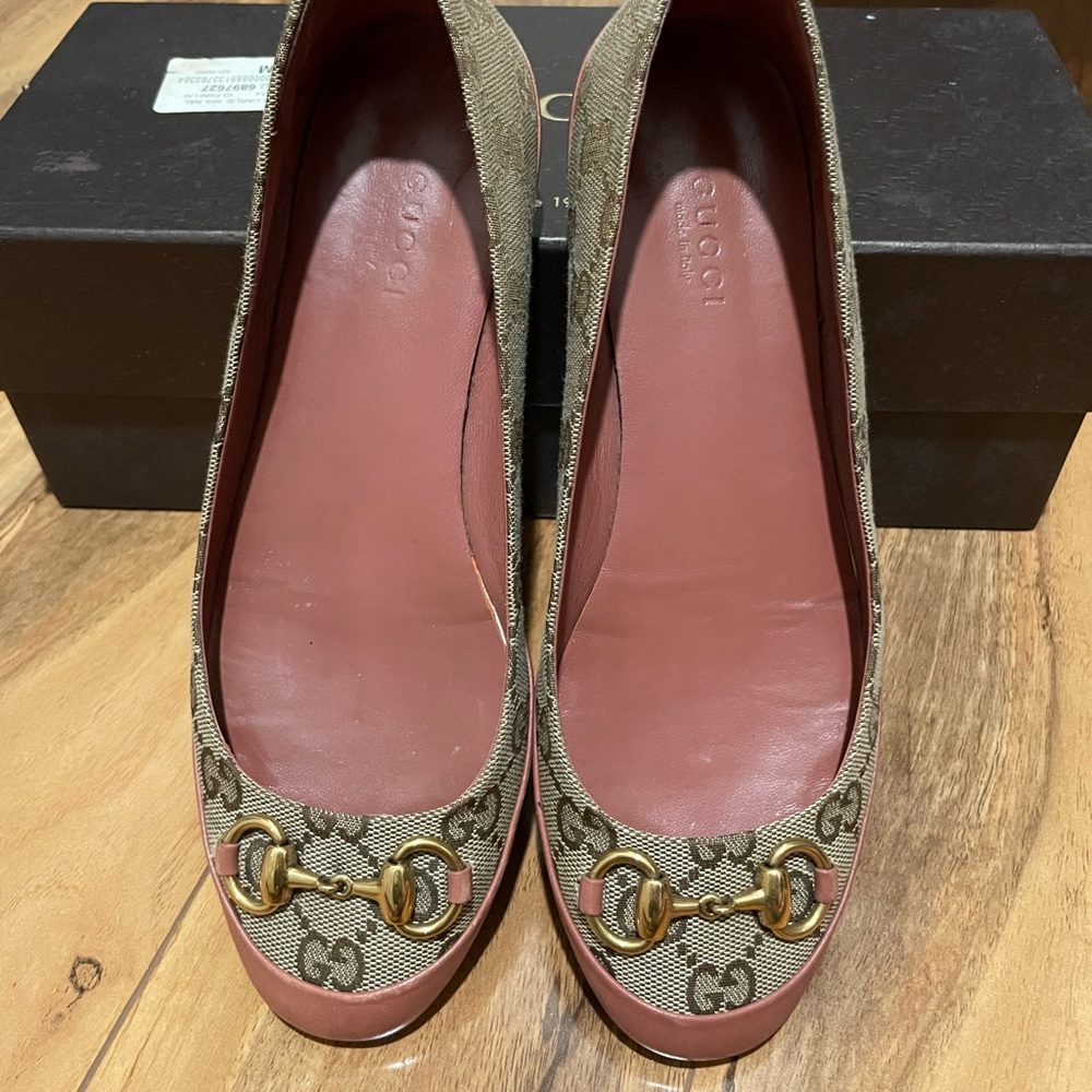 Authentic Gucci Flats size 35 1/2 with original GG
pattern and rose gold leather